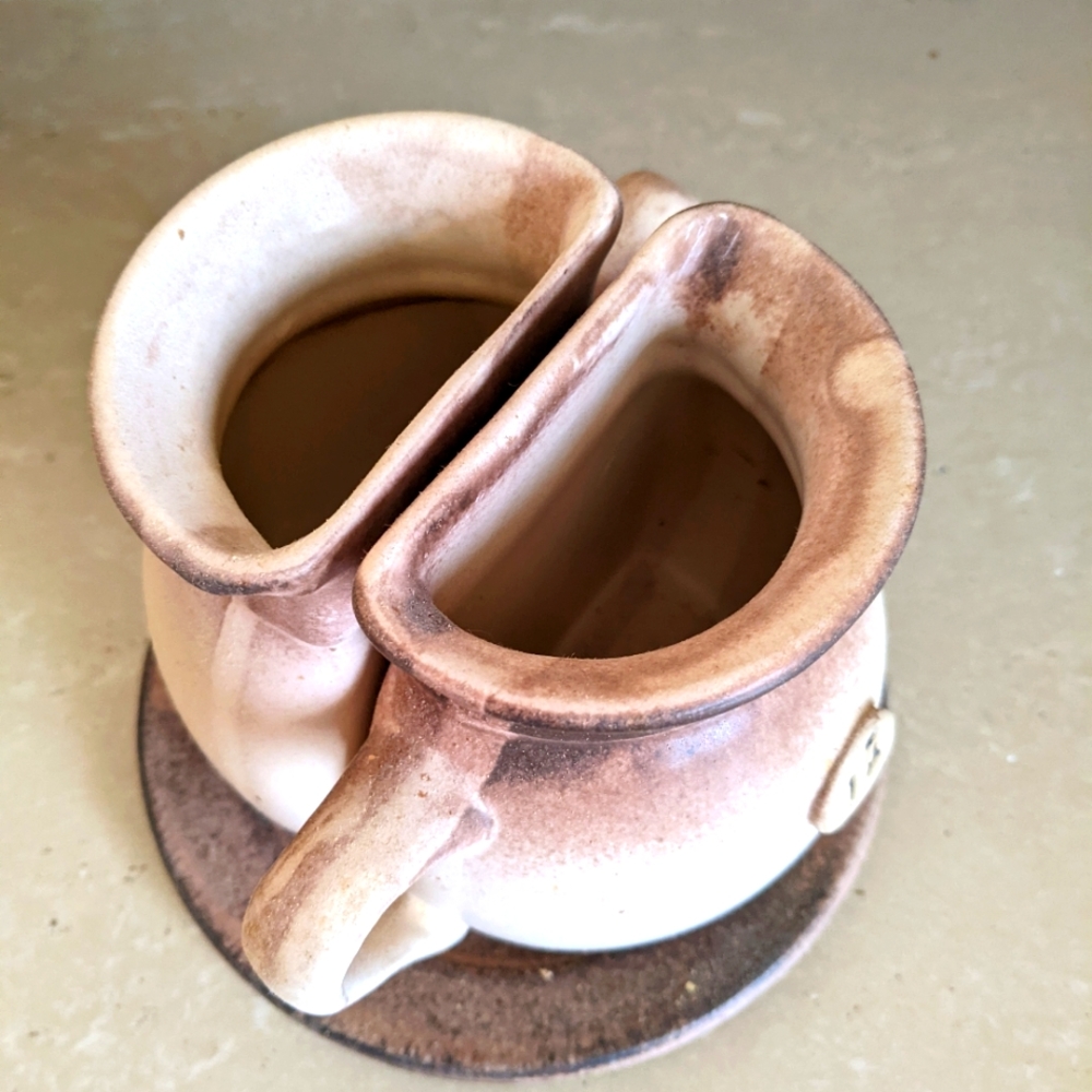 2 mugs on a plate